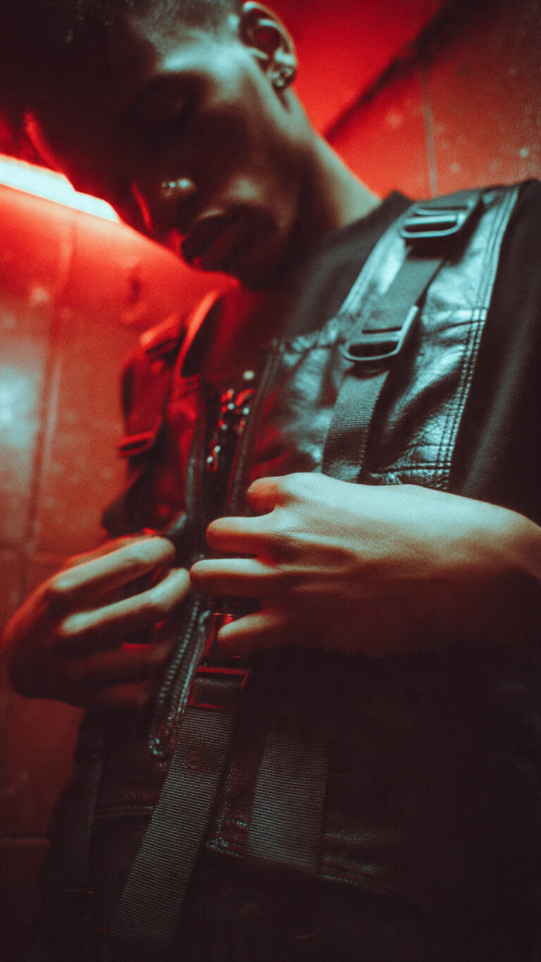 Estilo Industrial: Cómo integrar un arnés en tu outfit de Festival (sin parecer un disfraz)